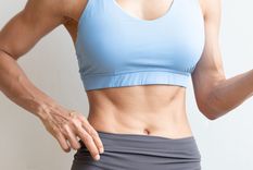 Este ejercicio se centra en la activación del músculo transverso abdominal, una de las capas más profundas de la pared abdominal.
