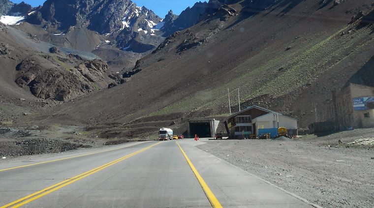 La tormenta generó el cierre preventivo del paso a Chile, pero uno de los caminos que conecta con el vecino país por Mendoza fue habilitado. Cristo Redentor continúa cerrado. La tormenta generó el cierre preventivo del paso a Chile, pero uno de los caminos que conecta con el vecino país por Mendoza fue habilitado. Cristo Redentor continúa cerrado.