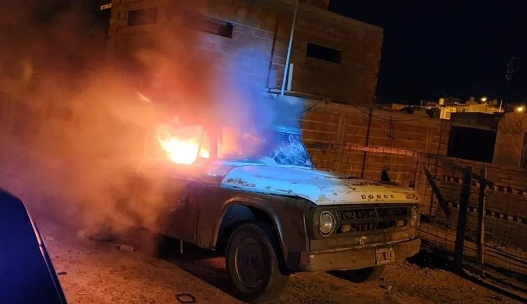 Vecinos reaccionaron e incendiaron el vehículo y la casa del acusado Foto: NA