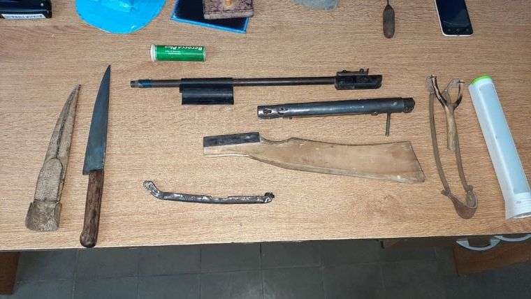 El arma Esta es la rudimentaria arma con la que cazaba el aprehendido. Foto: Ministerio de Seguridad.