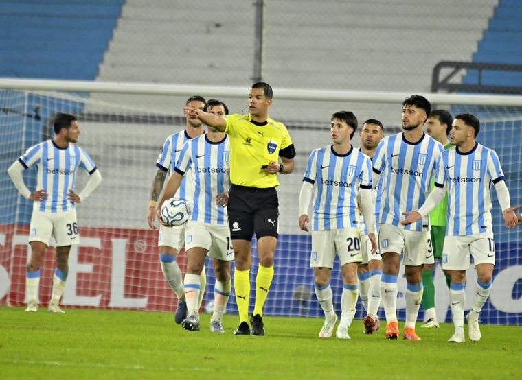Racing quedó eliminado en casa ante Caracas.
