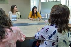 Estefanía Villaruel y María Ana Barrozo reunidas con madres y padres de aspirantes a colegios de la UNCuyo. Foto: Prensa Universidad Nacional de Cuyo