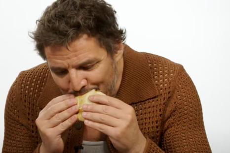 Pedro Pascal pasó por Snack Wars de LADbible y dijo cuál es su comida favorita en las mañanas. Foto: Captura de video.
