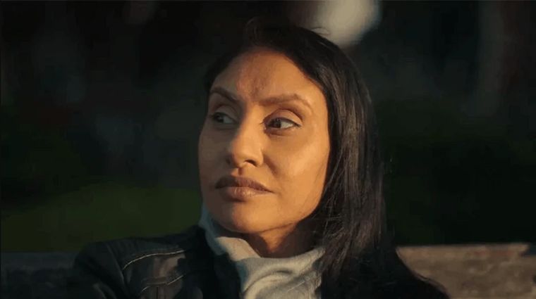 La vida de la británica Kirat Assi dio un giro, para mal, cuando recibió una solicitud de amistad en Facebook del que creía era un príncipe azul. Foto: Netflix