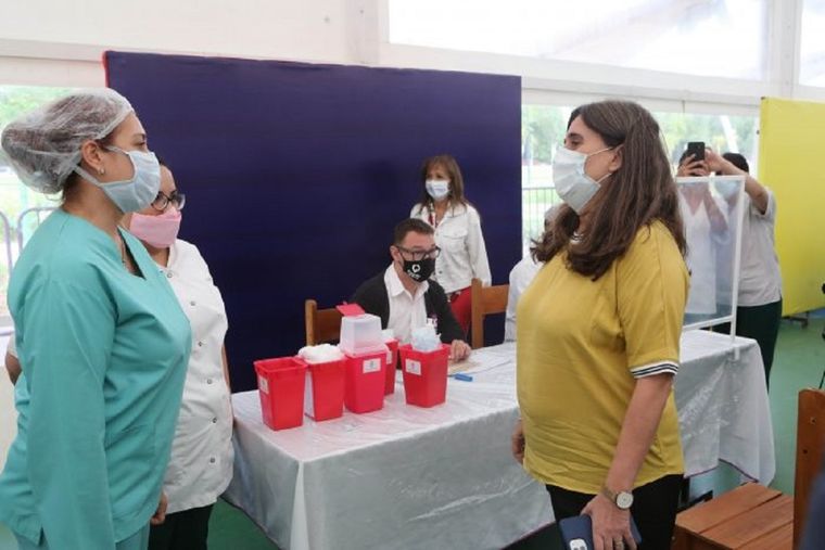 Nadal supervisó el inicio de la vacunación a mayores de 70 años. Foto: Prensa Gobierno de Mendoza.