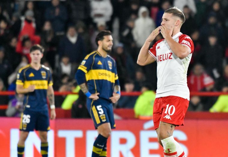 Matko Miljevic festeja su golazo para el triunfo de Huracán, mientras Paredes se muerde los labios y Pellegrino no lo puede creer. Boca parece no tocar fondo nunca. 