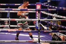 Mauricio “Bronco” Lara derrumba a Josh Warrington. Foto: Izquierdazo