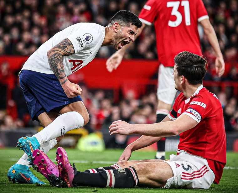 Romero gritándole el empate en la cara a Maguire, que la metió en contra.