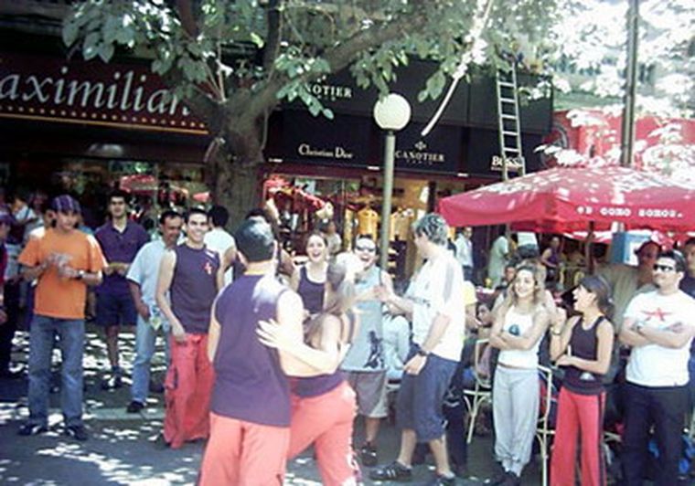 Salseros bailando en la peatonal mendocina. Foto: americansalsa.com