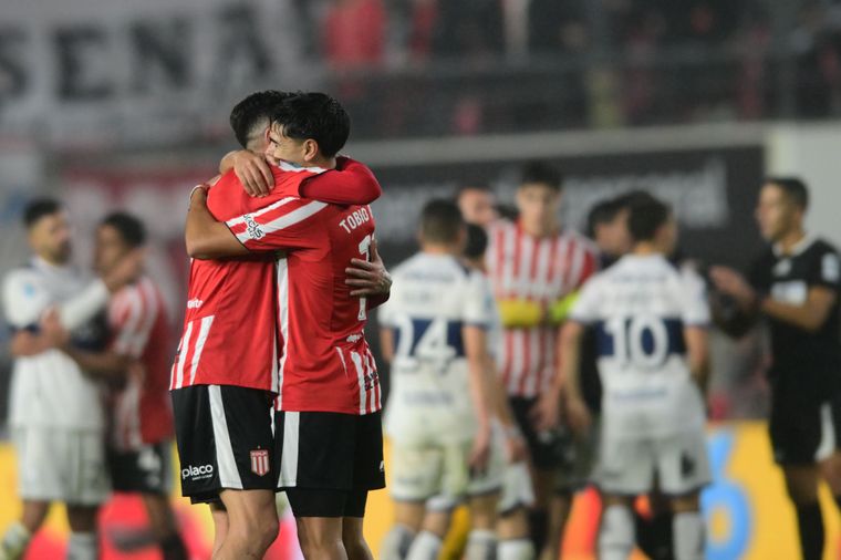 Estudiantes aplastó a Gimnasia en UNO y se quedó con el clásico.