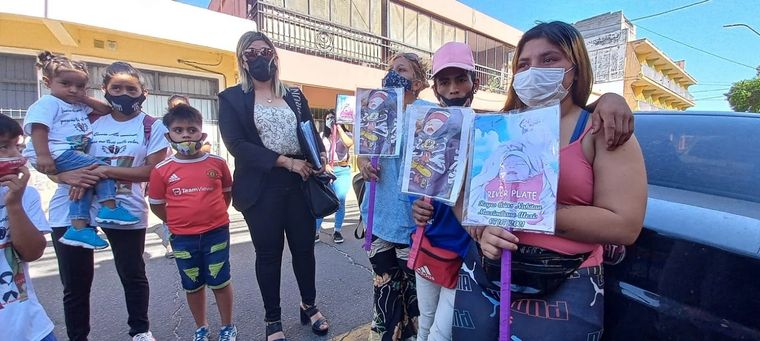 La joven apunta a dos profesionales de la salud por golpearla y asesinar a su bebé