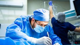 Uno de los errores más frecuentes es realizar cirugías en lugares sin internación, sin terapia intensiva ni control anestésico adecuado. Uno de los errores más frecuentes es realizar cirugías en lugares sin internación, sin terapia intensiva ni control anestésico adecuado.