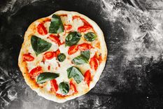 Preparar pizza a la piedra para recibir amigos o familia en casa es un plan espectacular. Foto: Unsplash