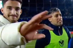 Garayalde hizo el gesto de robo tras el penal no cobrado a favor de Vélez en cancha de Racing Foto: TNT Sports Garayalde hizo el gesto de robo tras el penal no cobrado a favor de Vélez en cancha de Racing Foto: TNT Sports