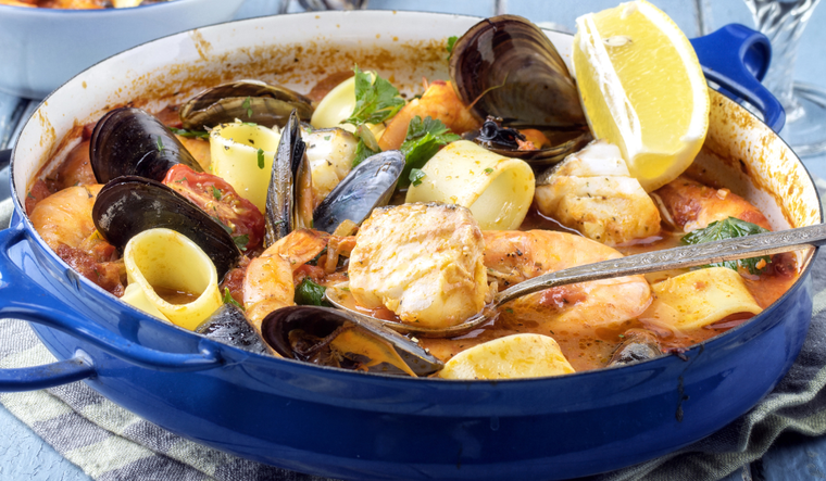 Cada regi&oacute;n costera adapta la receta original seg&uacute;n los productos disponibles, por lo que no existe una &uacute;nica versi&oacute;n oficial, sino m&uacute;ltiples interpretaciones que enriquecen esta tradicional receta.