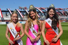 Leila Bizzotto, reina de la Ciudad de Maipú; Brunela Puga, reina del departamento de Maipú; y Karen Tobar, virreina del departamento de Maipú. Foto: Prensa Deportivo Maipú
