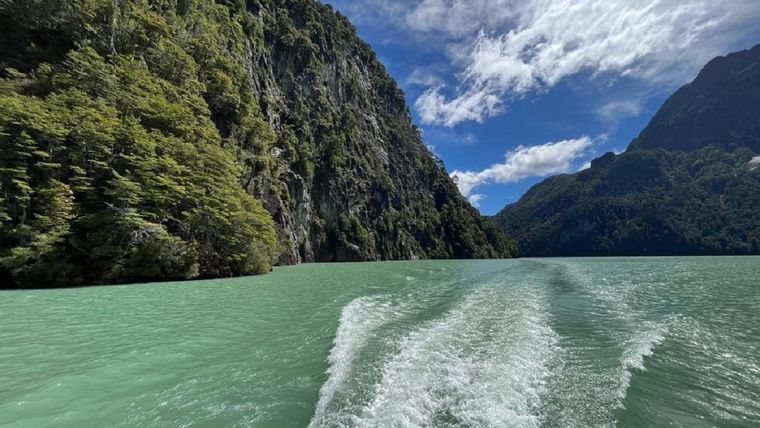 Este pequeño lago se encuentra en el Parque Nacional Nahuel Huapi