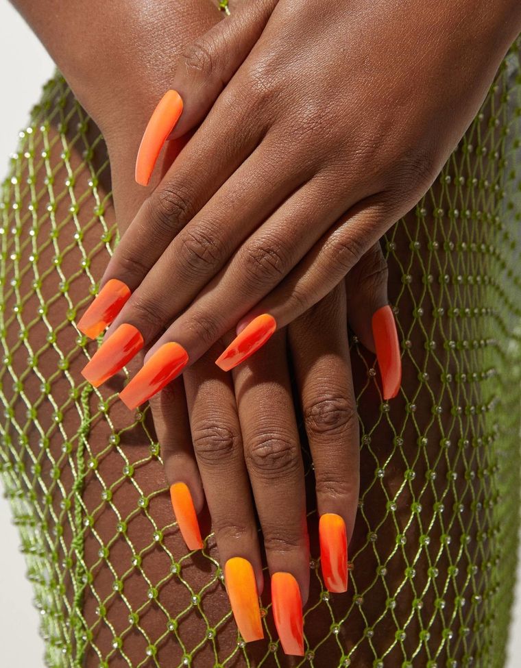 La manicura neón será furor este año. ¿Te animarás a probarla? Foto: Merca2