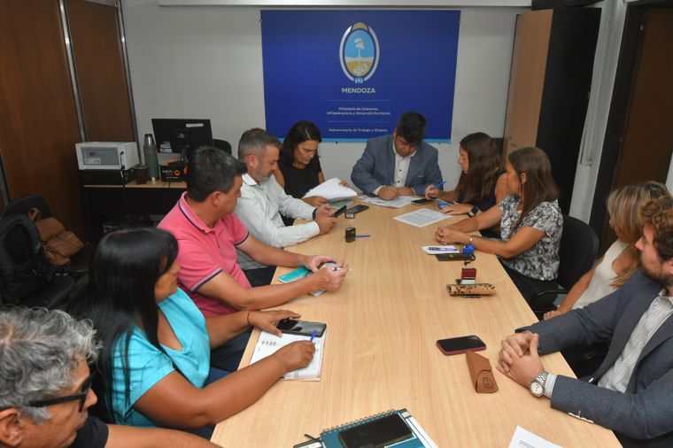 El Gobierno de Mendoza reanuda las conversaciones con los gremios estatales en el ámbito de paritarias salariales.