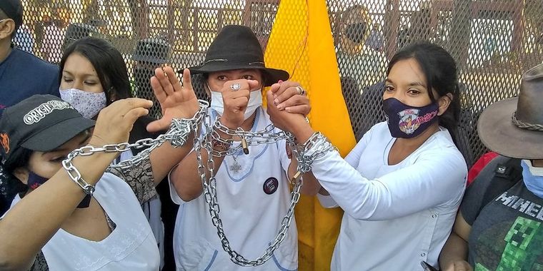 Al promediar la jornada, algunas docentes decidieron encadenarse a la Casa de Gobierno Foto: Imagen: @RodriguezFacu_