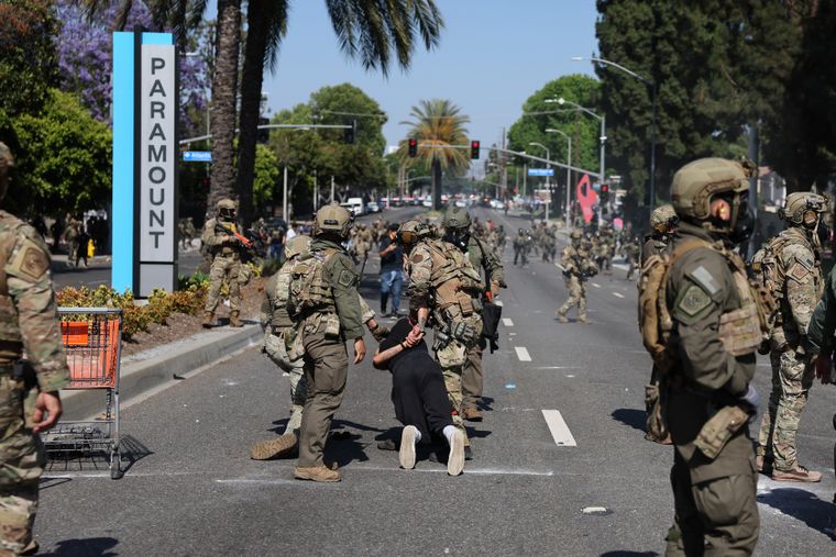 Soldados de Estados Unidos deteniendo personas en Los Ángeles. Foto EFE