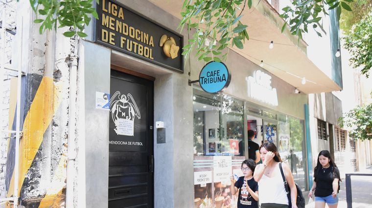 La Liga Mendocina de Fútbol permaneció cerrada este viernes y esta noche emitió un comunicado oficial.