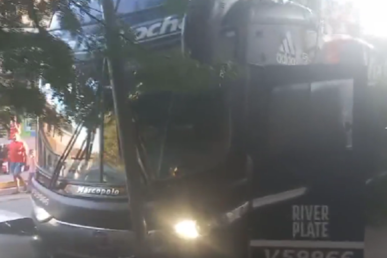 El micro de River chocó en Tucumán Foto: Doble Amarilla