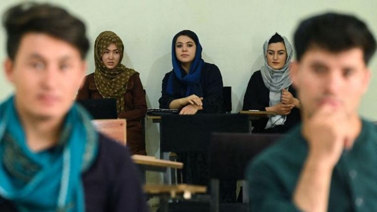El Ministerio de Educación de Francia prohibió a partir del 4 de setiembre el uso de abayas en las escuelas del país. Foto: Getty Images