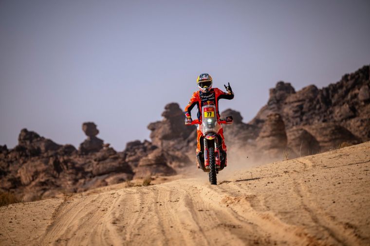 Luciano Benavides mantiene la ilusión intacta en el Rally Dakar 2026. Luciano Benavides mantiene la ilusión intacta en el Rally Dakar 2026.