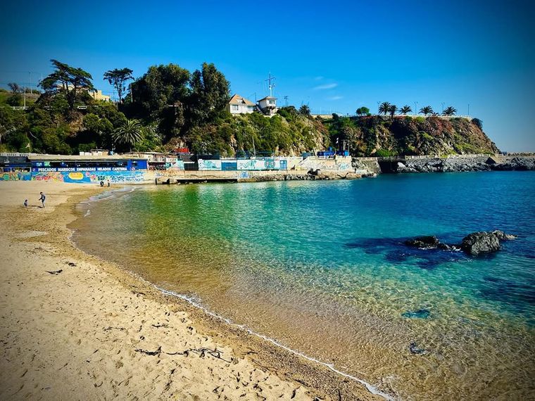 Playas cercanas a Valparaíso ofrecen paisajes únicos y opciones tranquilas para disfrutar del verano en Chile.