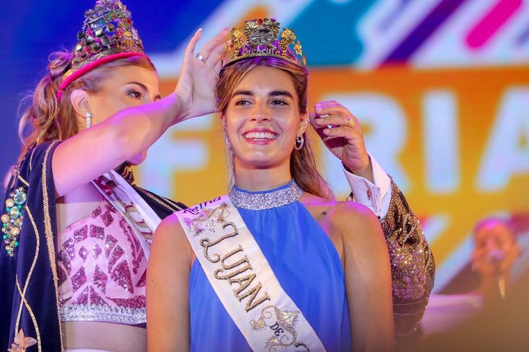 Micaela, la reina saliente, colocandole los atributos a Guadalupe.