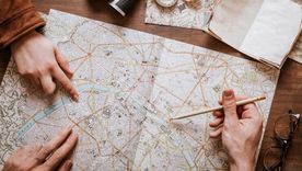 Elegir un lugar no es casual en nuestra vida. Así es como lo define la astrocartografía Foto: Freepik