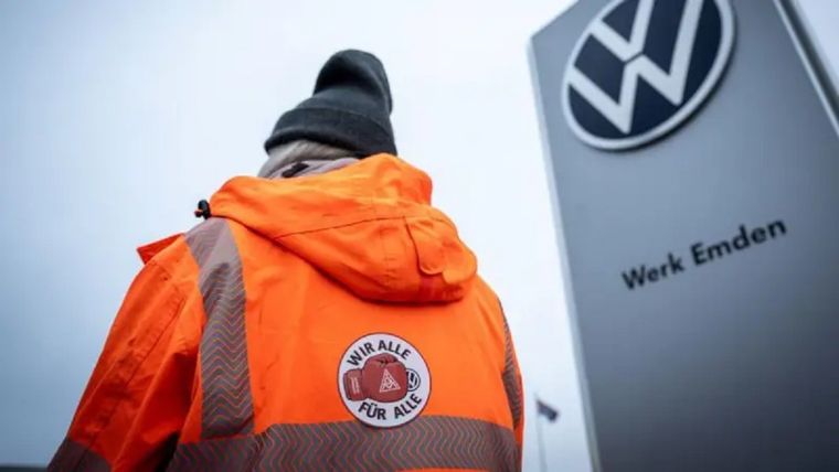 Volkswagen planea cerrar tres fábricas en Alemania por primera vez en sus 87 años de historia y los sindicatos respondieron con una huelga de aviso. Foto: Getty Images