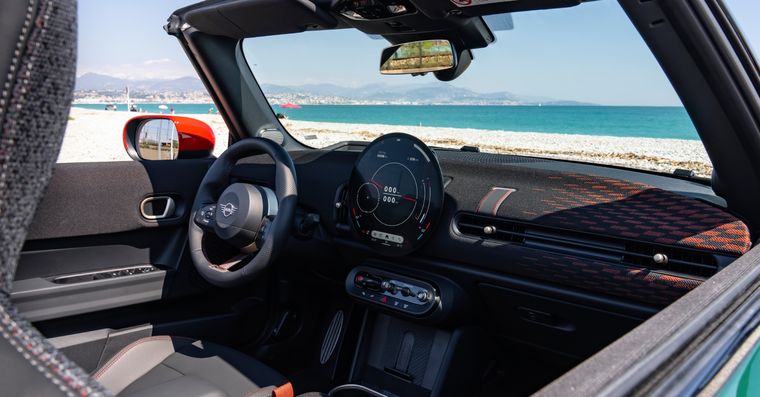 Interior del nuevo MINI Cooper Cabrio 2025 Interior del nuevo MINI Cooper Cabrio 2025