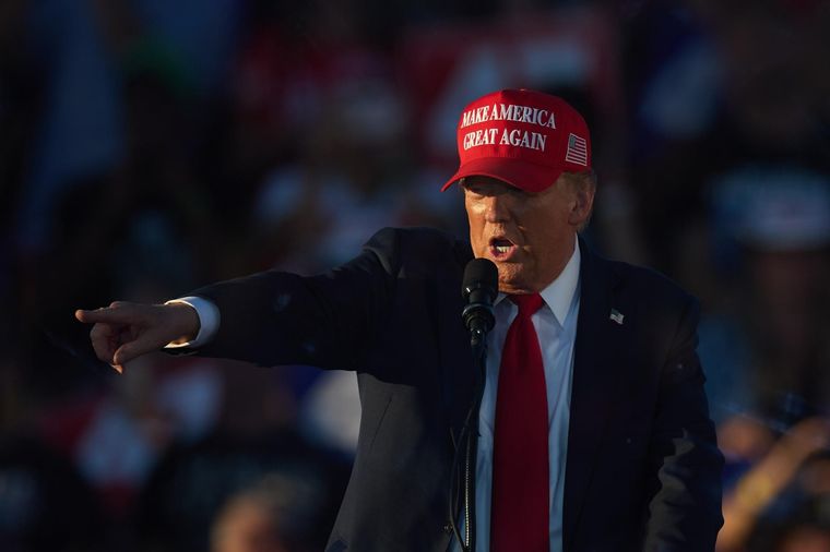 El ex presidente de Estados Unidos y actual candidato presidencial republicano Donald Trump habla durante un mitin electoral en Coachella, California Foto: EFE/EPA/ALLISON DINNER