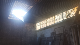 El esposo contó que la mujer se cayó después de que subió al techo para darle un vaso de agua. El esposo contó que la mujer se cayó después de que subió al techo para darle un vaso de agua.