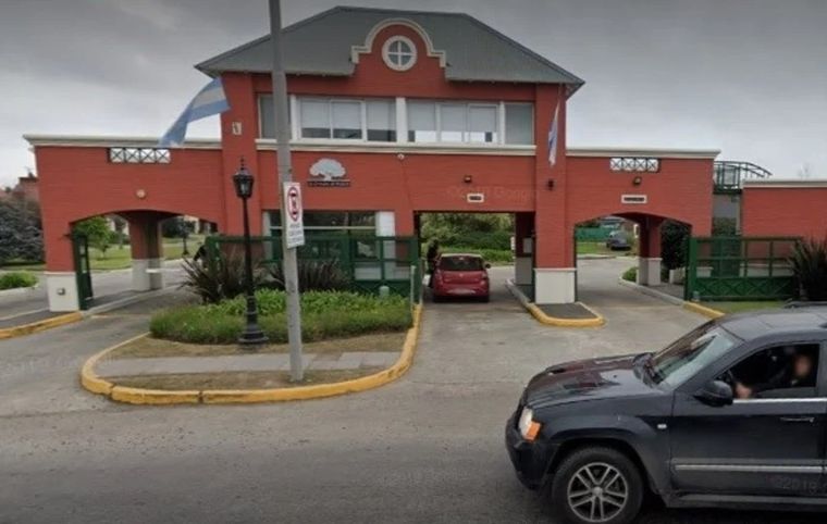 La entrada del barrio privado que fue asaltado por ladrones que se hicieron pasar por personal de seguridad