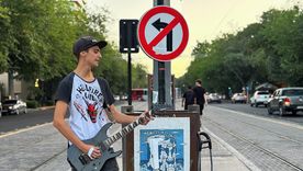 Emmanuel renunció a su trabajo formal para tocar heavy metal en las calles de Mendoza Emmanuel renunció a su trabajo formal para tocar heavy metal en las calles de Mendoza