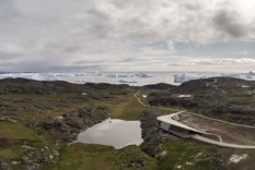 El Estudio describe esta geometría como inspirada en el vuelo de un búho nival, no como figura literal, sino como imagen explicativa de un edificio ligero.