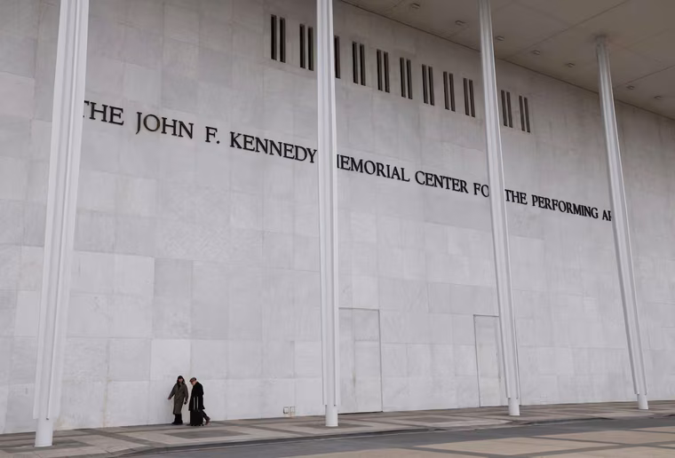 Un juez federal bloqueó la incorporación del nombre de Donald Trump al centro cultural Kennedy Center.