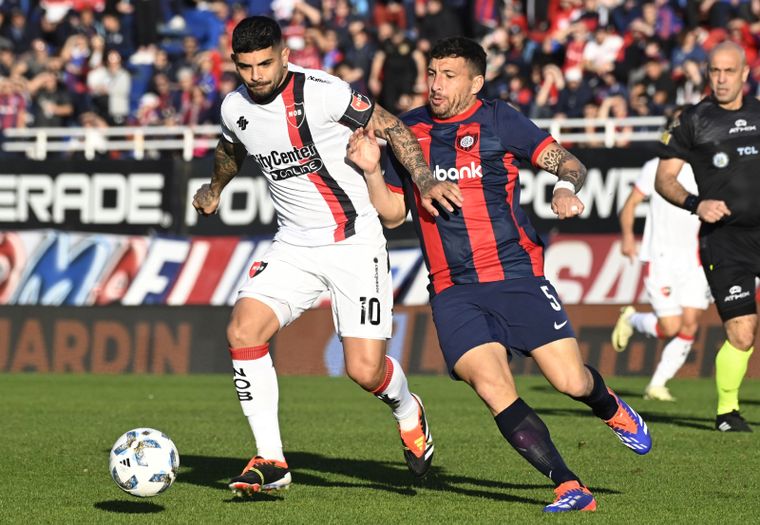 Banega y Remedi disputan la pelota. Foto: FotoBaires