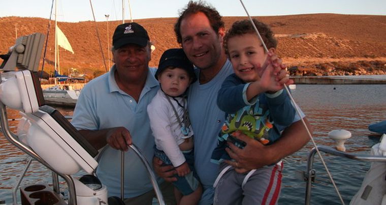 Todos juntos: el abuelo Ricardo, su hijo Ricardo y sus nietos, en Chile. Foto: Gentileza