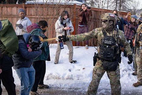 Un agente lanza un gas contra los manifestantes tras la muerte de la mujer. Un agente lanza un gas contra los manifestantes tras la muerte de la mujer.