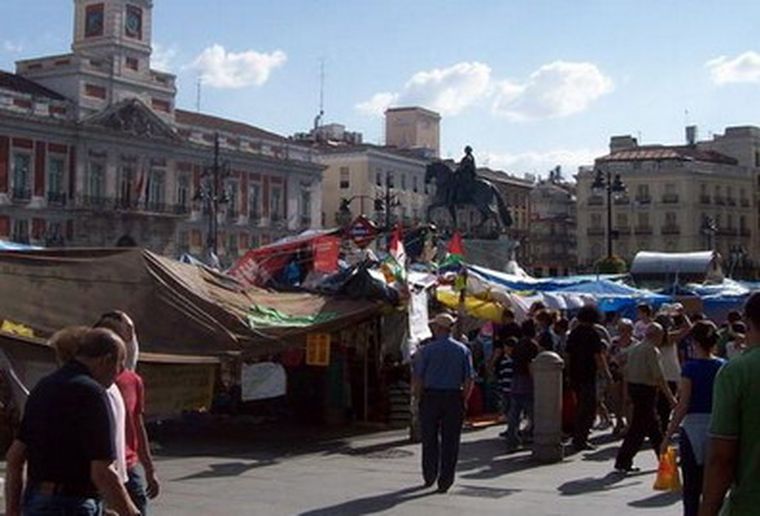 Las plazas fueron desalojadas sin violencia, al parecer.