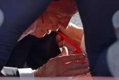 Donald Trump tras recibir el impacto. Foto: BBC MUNDO/GETTY IMAGES Donald Trump tras recibir el impacto. Foto: BBC MUNDO/GETTY IMAGES