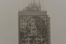 La parte más alta de muchos de los edificios se ve cubierta por la niebla y el humo. Foto: Juan Mateo Aberastain/MDZ. Foto: Juan Mateo Aberastain/MDZ