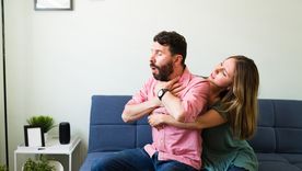 Saber aplicar la maniobra de Heimlich permite reaccionar a tiempo ante un atragantamiento y puede salvar una vida. Saber aplicar la maniobra de Heimlich permite reaccionar a tiempo ante un atragantamiento y puede salvar una vida.