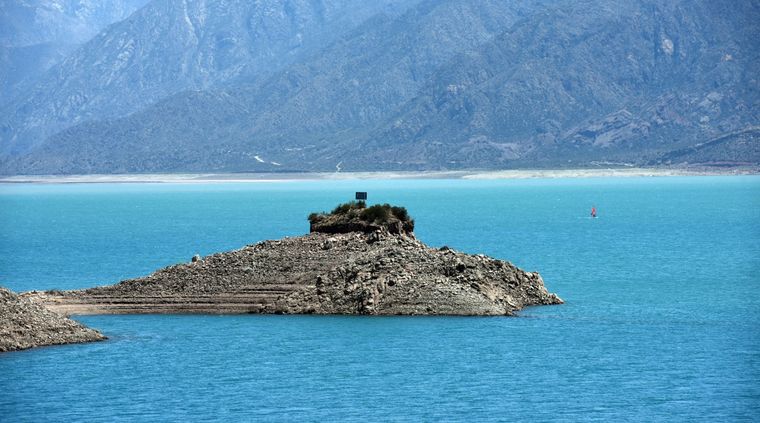 En la costa sur del perilago de Potrerillos no hay construcciones. En la costa sur del perilago de Potrerillos no hay construcciones.