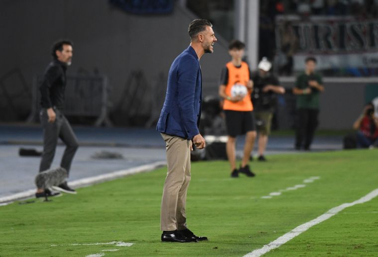 Demichelis en el Kempes, insultado por la gente de River. Foto: Foto Baires