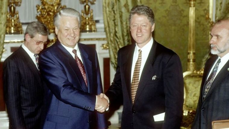 El entonces presidente de Estados Unidos, Bill Clinton, junto a su homólogo ruso, Boris Yeltsin, durante la primera visita oficial del estadounidense a Rusia. Foto: GETTY IMAGES